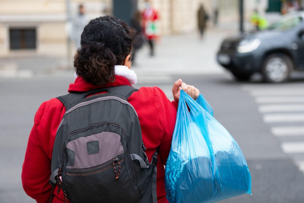 2HJHM0E Homeless woman holding her belonging in a bag